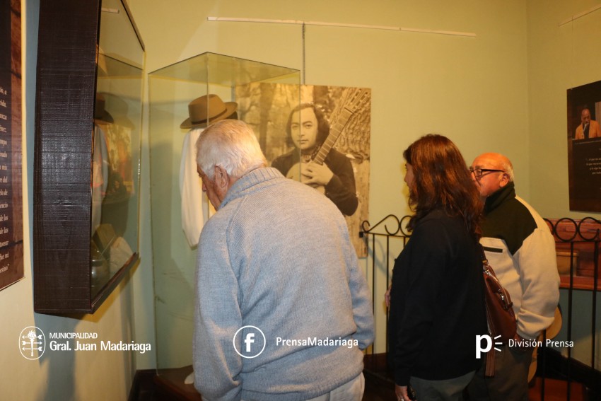 Presentaron los estandartes de Argentino Luna ubicados en la calles de