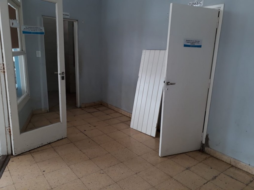 Inadaptados provocaron severos daos en uno de los baos de la termina