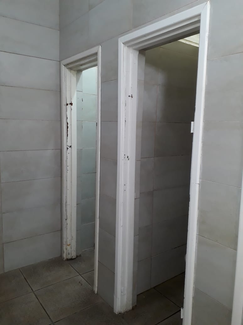 Inadaptados provocaron severos daos en uno de los baos de la termina