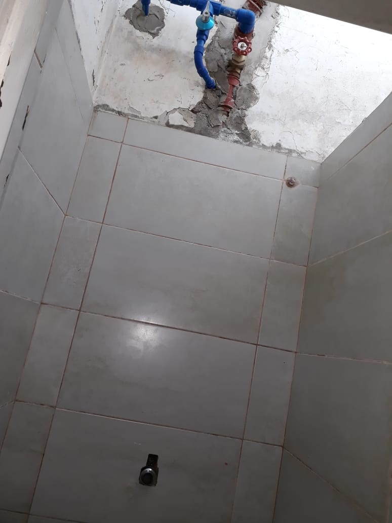 Inadaptados provocaron severos daos en uno de los baos de la termina