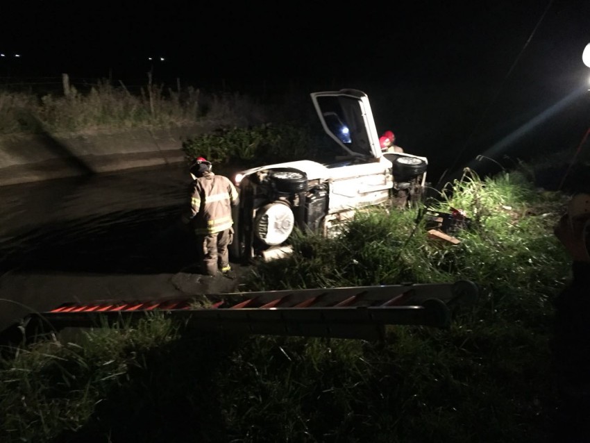 Volc un auto y cay a un canal de desage en el Ramn Carrillo