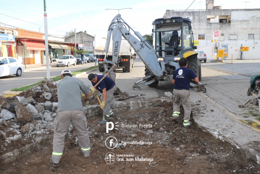 Iniciaron los trabajos para reparar un importante bache de la calle Ma