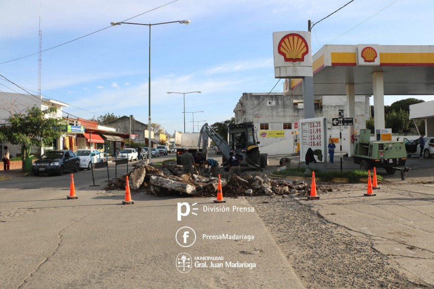 Iniciaron los trabajos para reparar un importante bache de la calle Ma