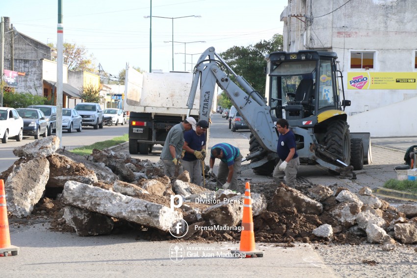 Iniciaron los trabajos para reparar un importante bache de la calle Ma