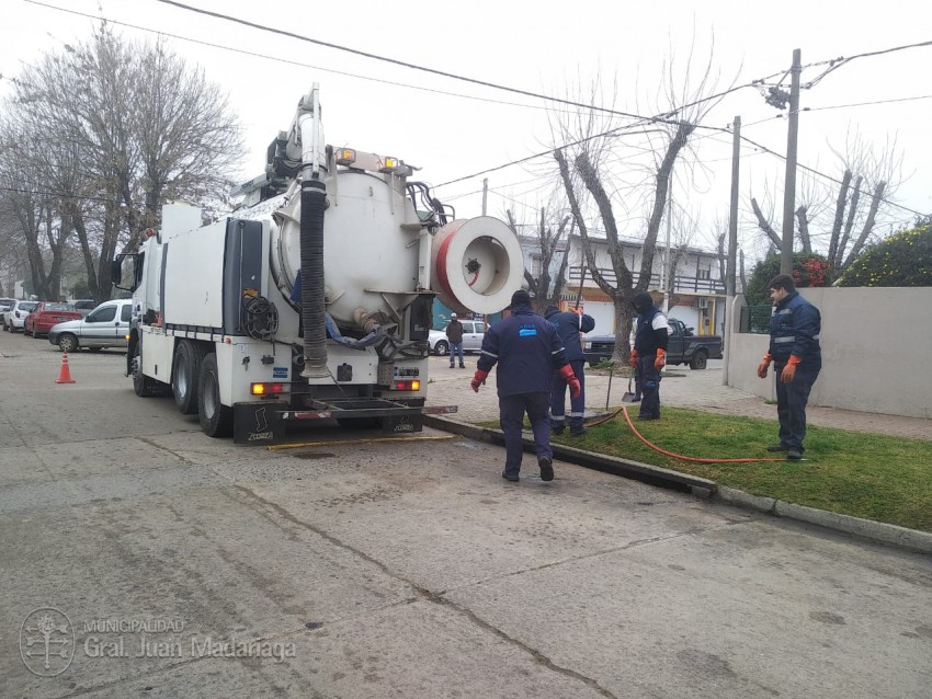 Defensa civil trabaja en la limpieza de bocas de tormenta con un cami