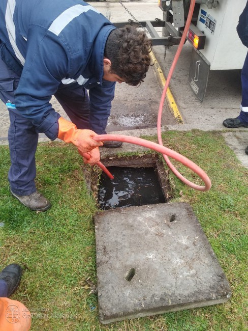 Defensa civil trabaja en la limpieza de bocas de tormenta con un camió