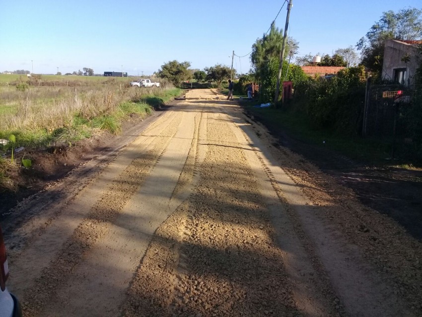 Colocaron polvo de piedra en distintas calles de Madariaga