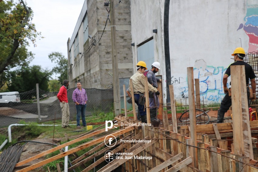 Obra de la cisterna: Inici el volcado de hormign sobre la sala de bo