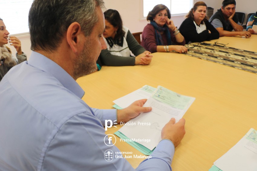 Instituciones educativas recibieron cheques por los fondos de multas