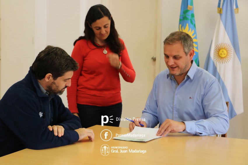 Instituciones educativas recibieron cheques por los fondos de multas