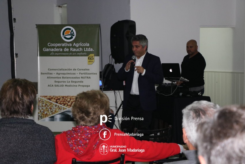 El periodista Maximiliano Montenegro visit� Madariaga y brind� una cha