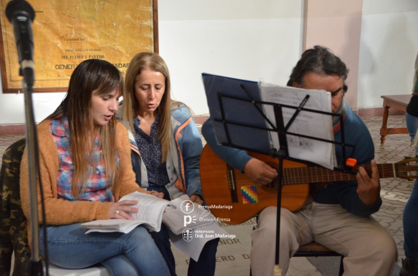 Coro, msica y baile en los actos por el 25 de Mayo