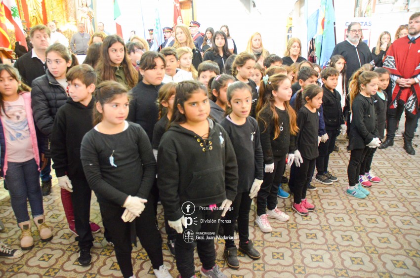 Coro, msica y baile en los actos por el 25 de Mayo