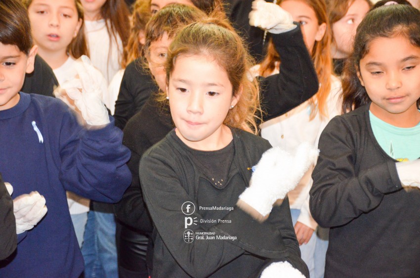 Coro, msica y baile en los actos por el 25 de Mayo