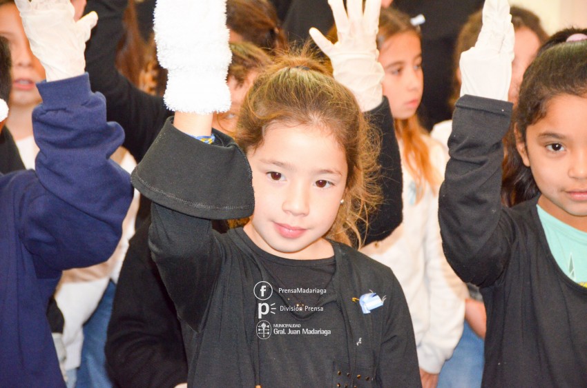 Coro, msica y baile en los actos por el 25 de Mayo