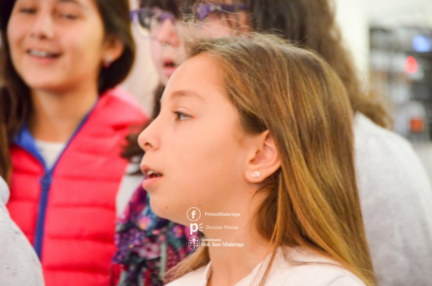 Coro, msica y baile en los actos por el 25 de Mayo