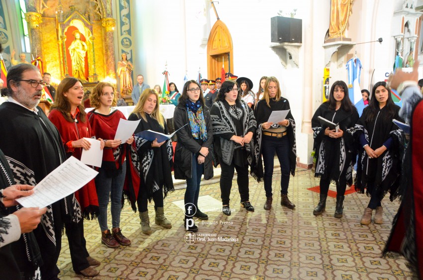 Coro, msica y baile en los actos por el 25 de Mayo