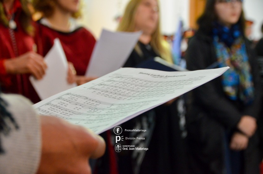 Coro, msica y baile en los actos por el 25 de Mayo