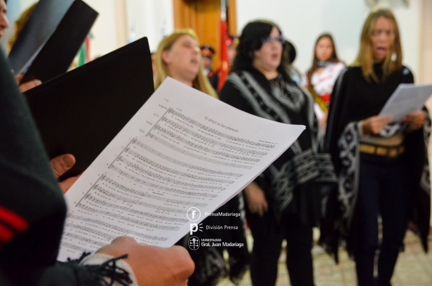 Coro, msica y baile en los actos por el 25 de Mayo