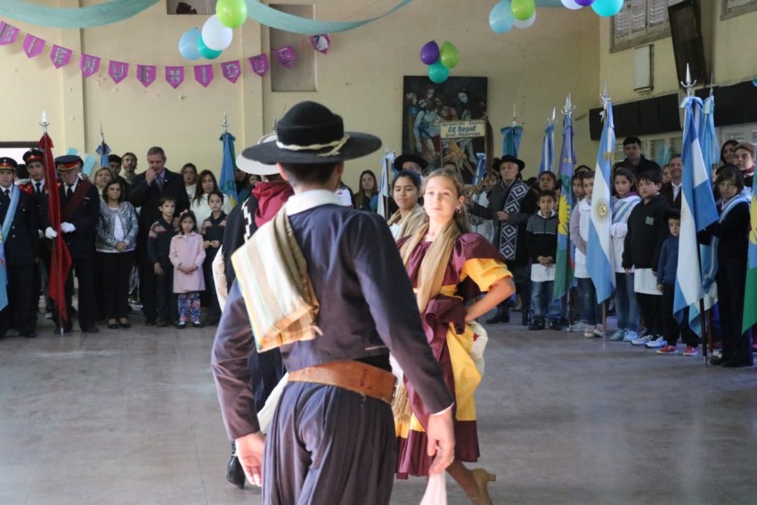 Coro, msica y baile en los actos por el 25 de Mayo