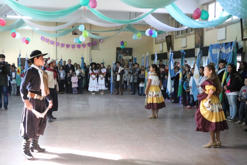Coro, msica y baile en los actos por el 25 de Mayo