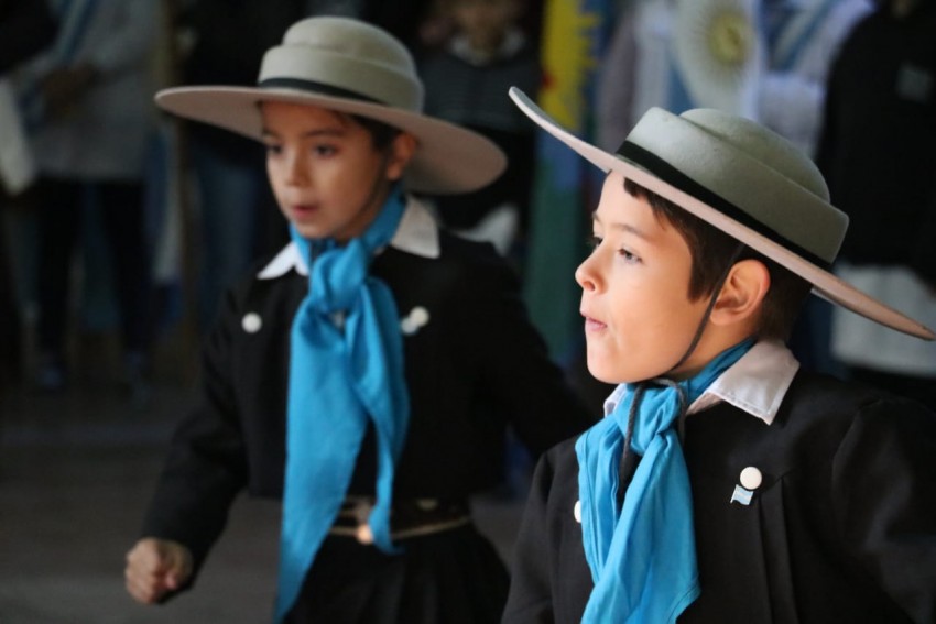 Coro, msica y baile en los actos por el 25 de Mayo