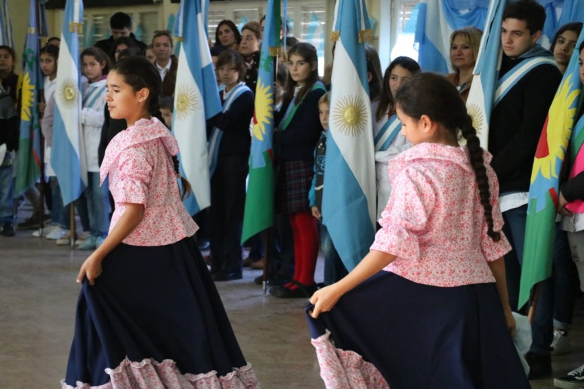 Coro, msica y baile en los actos por el 25 de Mayo