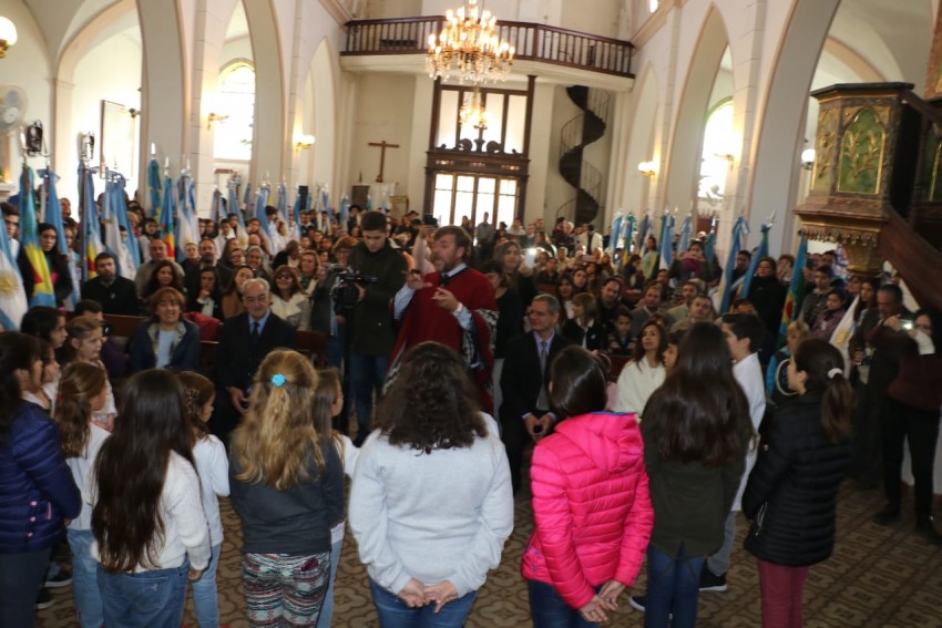 Coro, msica y baile en los actos por el 25 de Mayo