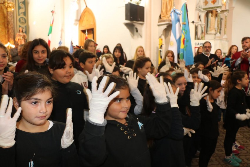 Coro, msica y baile en los actos por el 25 de Mayo