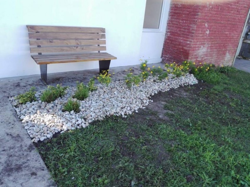 Construyen la banquina de la calle 25 y embellecen el lugar