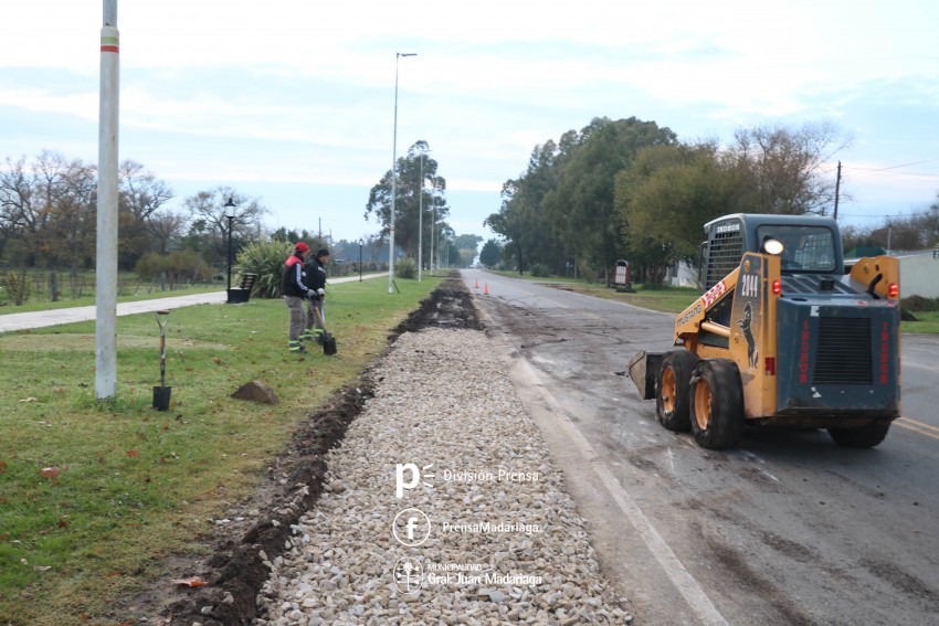 Construyen la banquina de la calle 25 y embellecen el lugar