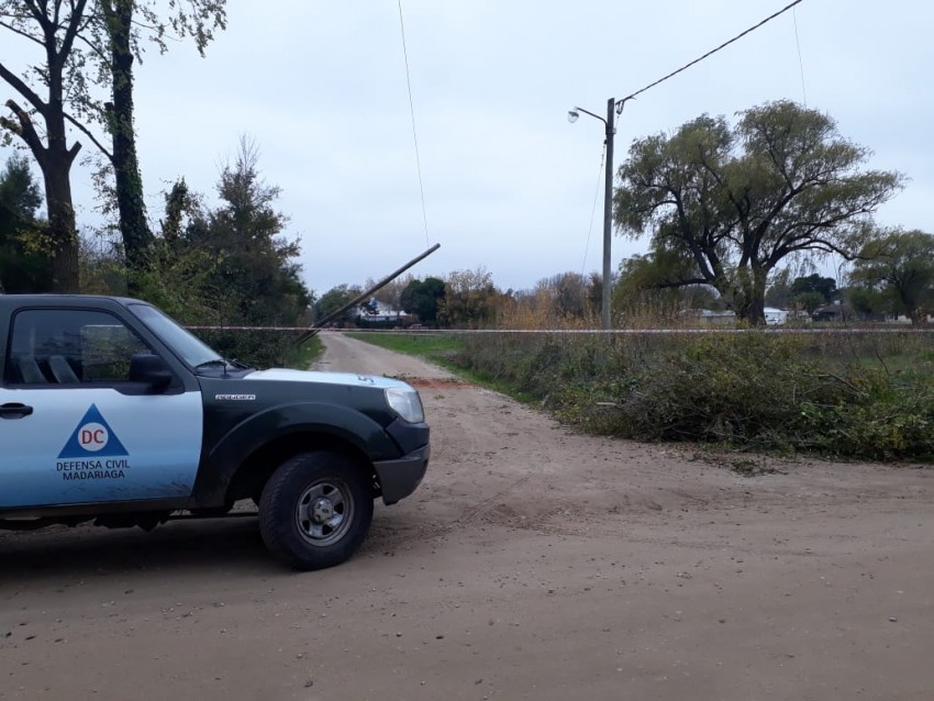 Cortaron una calle por la cada de un poste telefnico