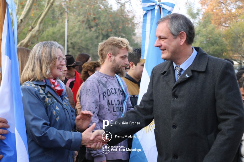 Alumnos prometieron lealtad a la bandera en el acto central frente al 