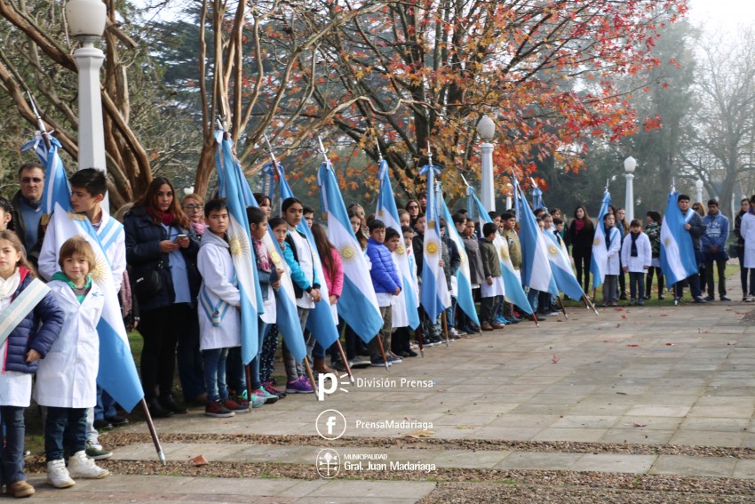 Alumnos prometieron lealtad a la bandera en el acto central frente al 