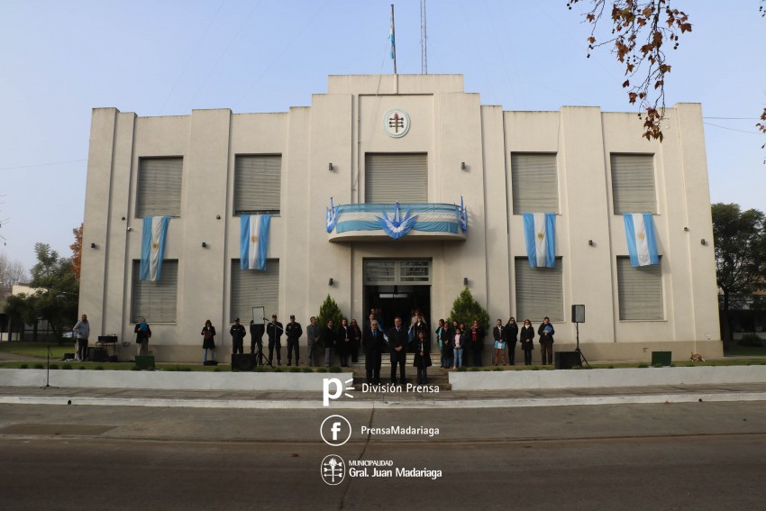 Alumnos prometieron lealtad a la bandera en el acto central frente al 