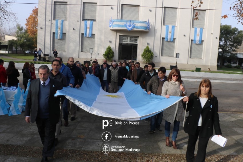 Alumnos prometieron lealtad a la bandera en el acto central frente al 