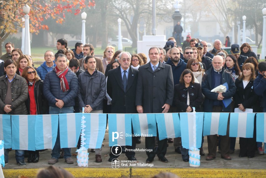 Alumnos prometieron lealtad a la bandera en el acto central frente al 