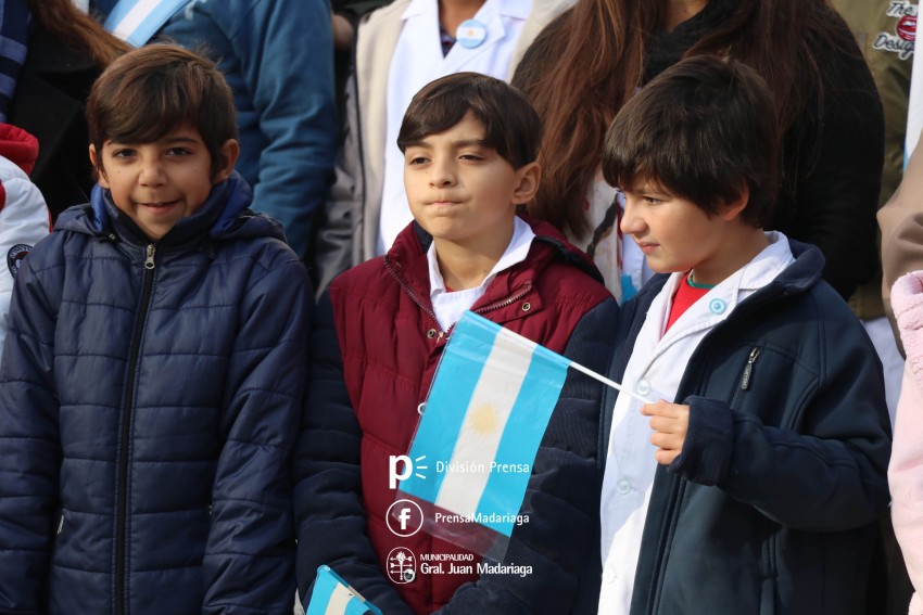 Alumnos prometieron lealtad a la bandera en el acto central frente al 