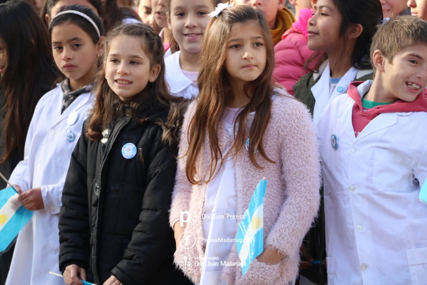 Alumnos prometieron lealtad a la bandera en el acto central frente al 