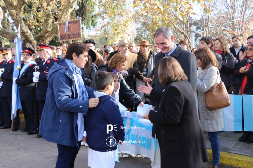 Alumnos prometieron lealtad a la bandera en el acto central frente al 