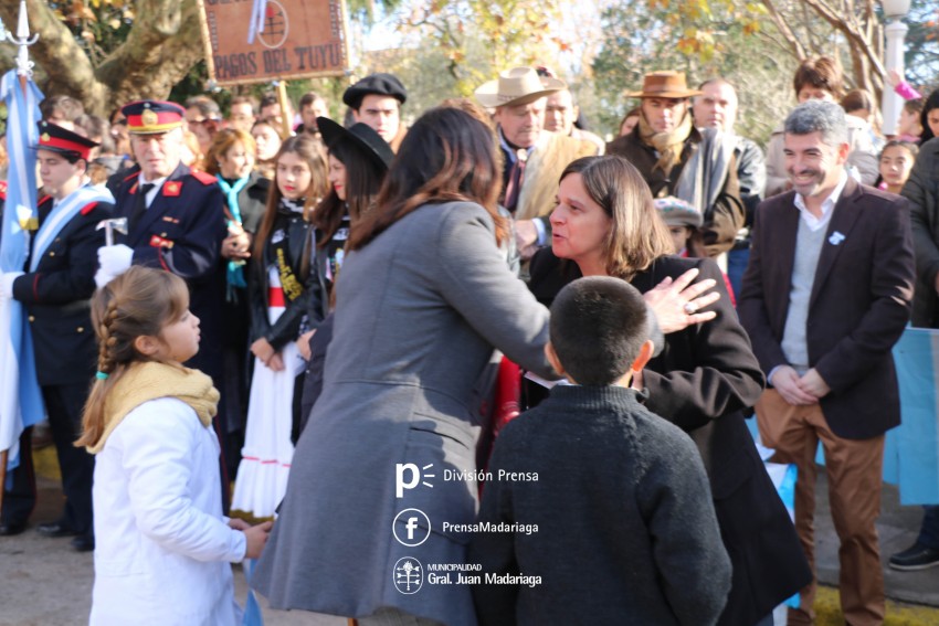 Alumnos prometieron lealtad a la bandera en el acto central frente al 
