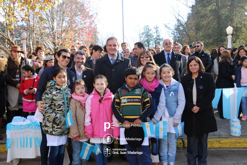 Alumnos prometieron lealtad a la bandera en el acto central frente al 