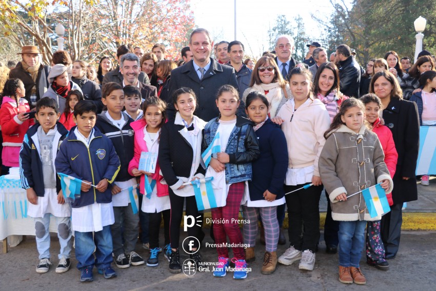 Alumnos prometieron lealtad a la bandera en el acto central frente al 
