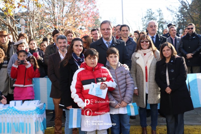 Alumnos prometieron lealtad a la bandera en el acto central frente al 