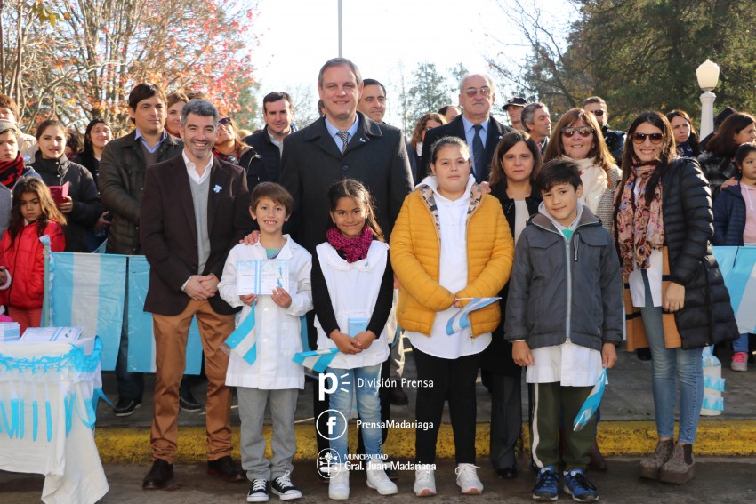 Alumnos prometieron lealtad a la bandera en el acto central frente al 