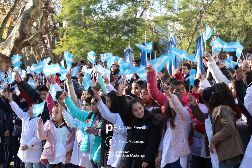 Alumnos prometieron lealtad a la bandera en el acto central frente al 