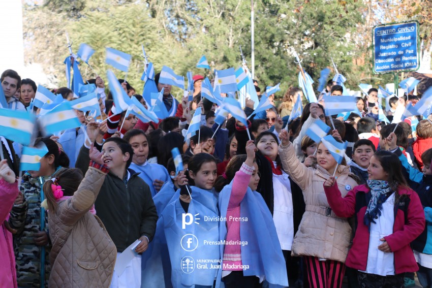 Alumnos prometieron lealtad a la bandera en el acto central frente al 
