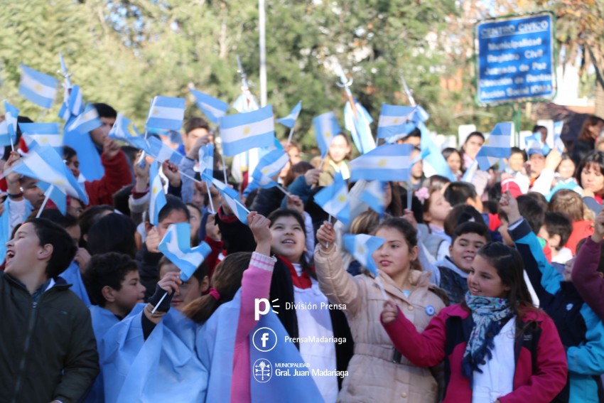 Alumnos prometieron lealtad a la bandera en el acto central frente al 