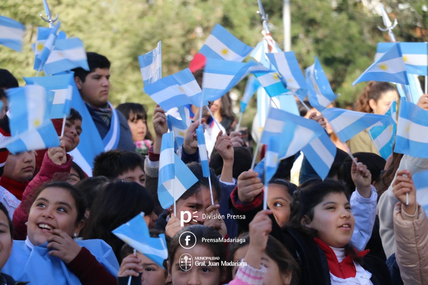 Alumnos prometieron lealtad a la bandera en el acto central frente al 