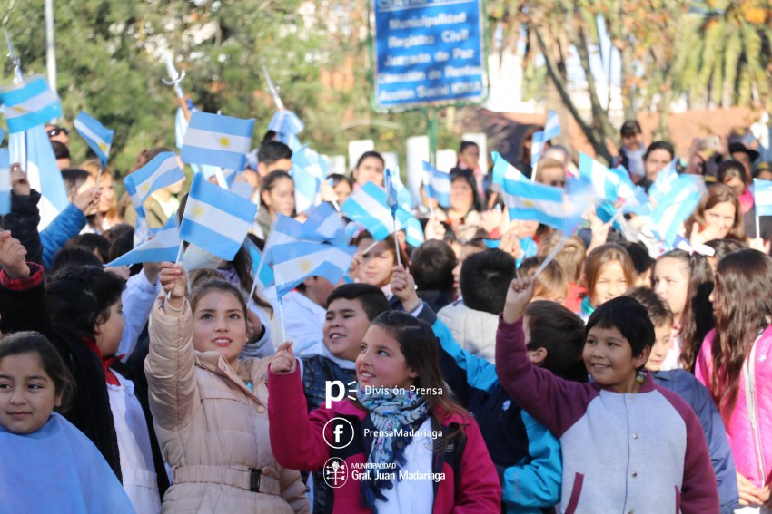 Alumnos prometieron lealtad a la bandera en el acto central frente al 